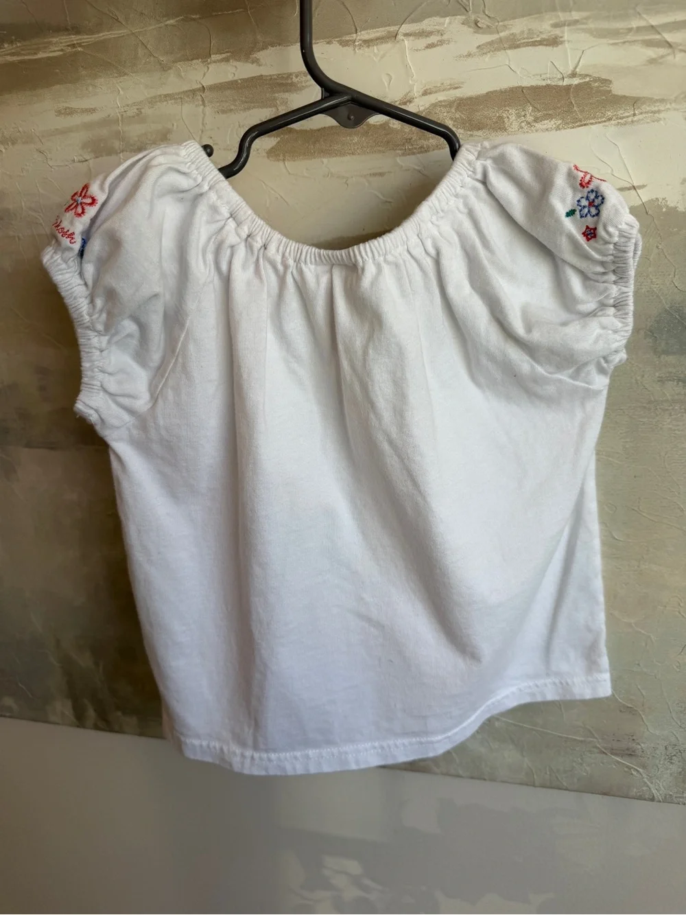 Early 2000s OshKosh B'gosh White Puff Sleeve Tee with Embroidered Flowers 4